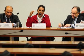 Cristovam Buarque (D) durante a reunião da comissão: 