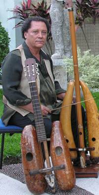 Egildo Vieira: o criador de instrumentos sobe ao palco