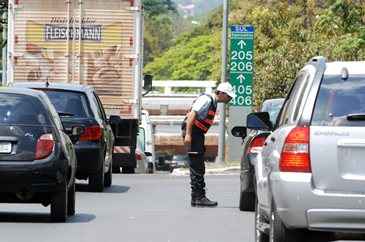 Policiais do BPTran não permitem a fila dupla nos horários de pico para evitar congestionamentos nas quadras