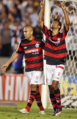 Leo Moura marca o gol de empate do Fla