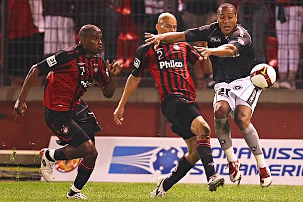 Lance da partida entre Atlético-PR e Botafogo