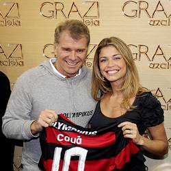 Grazi (d) recebe a camisa do Fla