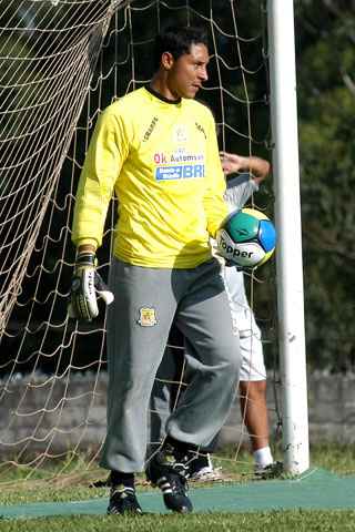 O goleiro Guto volta ao Brasiliense depois de cumprir suspensão