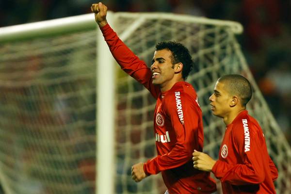 Sandro (e), volante do Internacional marca o 2º gol