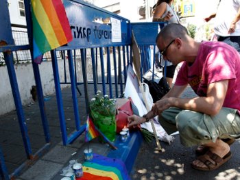 População presta homenagem a vítimas de ataque