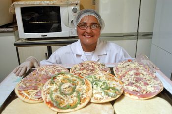 Jacqueline Mágero, fabricante de pizzas congeladas, está mais perto de realizar o sonho de se tornar empresária do ramo de alimentos: imposto menor e direito à aposentadoria