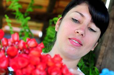 Karoline Pereira foi criada em meio a muitas flores, pois a família mantém um viveiro há 10 anos: 