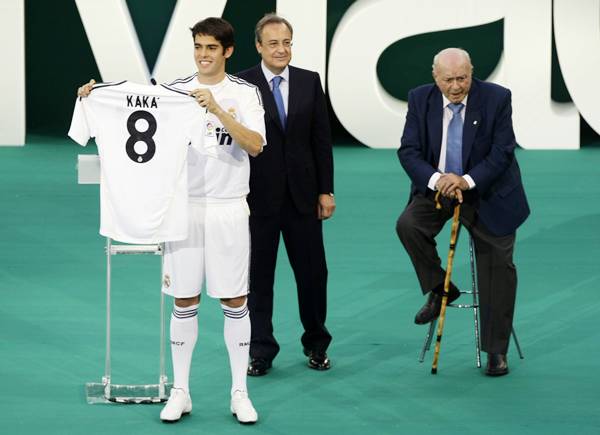 Kaká exibe a camisa ao lado do presidente Florentino Perez (C) e o presidente de honra Alfredo Di Stefano