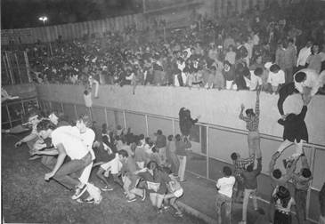 Corre-corre no estádio Mané Garrincha, em 18 de junho de 1988: show-catástrofe marcou a despedida da Legião Urbana dos palcos da cidade