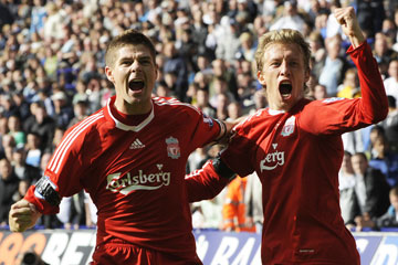 Gerrard (E) e o brasileiro Lucas festejam o gol da vitória do Liverpool