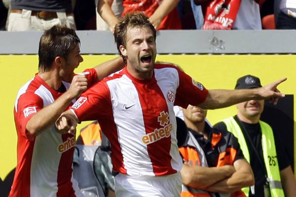 Andreas Ivanschitz (d) comemora seu gol sobre o Bayern