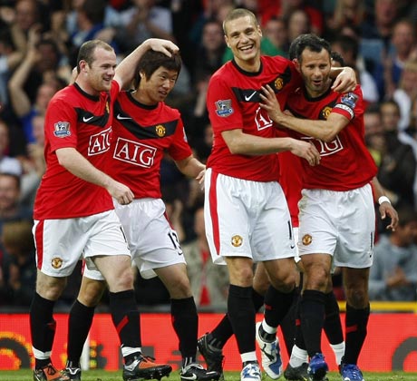 Jogadores do Manchester United festejam em Old Trafford: triunfo por 2 x 1 em clássico emocionante