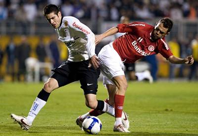 Marcelo Oliveira (e) foi substitute de André Santos