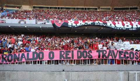 A torcida rubro-negra não perdoou o ausente Ronaldo, que chegou a treinar no Fla antes de assinar com o Corinthians