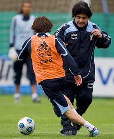 Messi dribla Maradona em treino