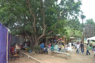 Comunidade se reúne na pracinha central da cidade: clima de interior é o que predomina até hoje no local