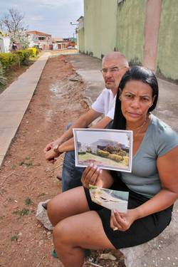 Oteno e a mulher, Elis, conseguiram uma liminar para manter o beco vazio