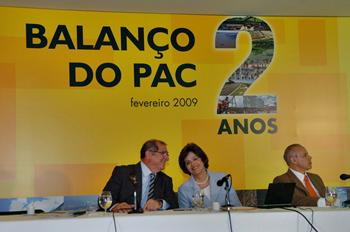 Paulo Bernardo com Dilma: ministro do Planejamento negociou liberação das verbas do PAC, administrado pela candidata do presidente Lula