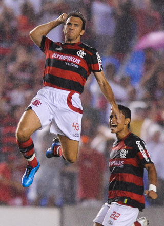 Pet festeja seu gol na vitória sobre o Coritiba: 