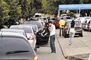 Fila de automóveis em porta de escola na Asa Sul: imagem do primeiro semestre que se repete a partir de hoje