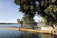 Deques e píeres avançando sobre o lago são cenas comuns