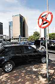 Esse é o valor máximo previsto no edital para construção de estacionamentos subterrâneos na zona central de Brasília. As obras devem começar em 2010. Enquanto isso, sem vagas, deixar o veículo na rua é um drama para os motoristas, que levaram 49 mil multas de janeiro a julho