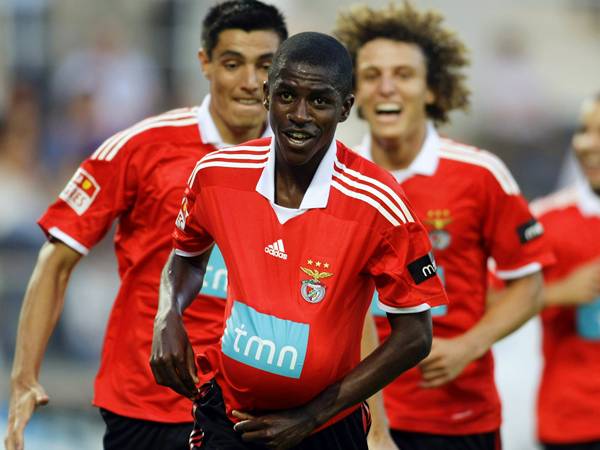 Ramires (c) marcou de cabeça para o Benfica