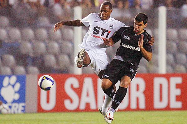 Neymar acompanha empate do Santos na Vila Belmiro