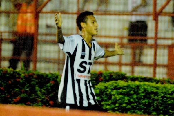 Neymar comemora a vitória do Santos no estádio dos Aflitos