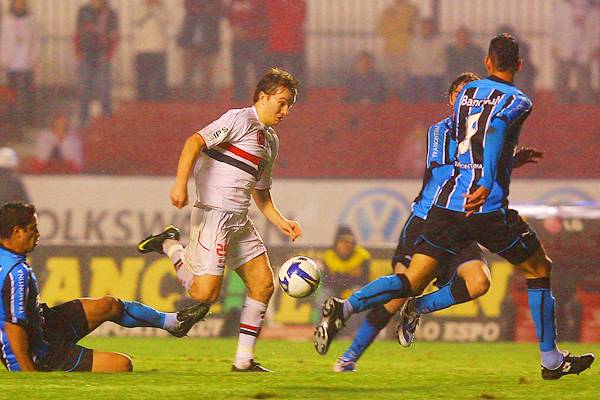 Dagoberto fez a diferença contra o Grêmio