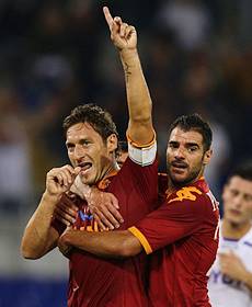 Totti (e) comemora seu gol