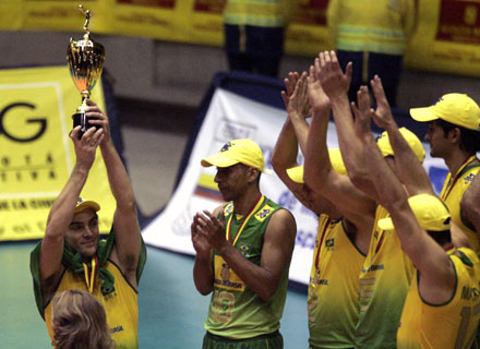 Giba levanta o troféu na Colômbia: além do título, Brasil garantiu vaga na Copa dos Campeões