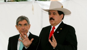 Presidente deposto de Honduras, Zelaya (de chapéu), ao lado de Oscar Arias na Costa Rica